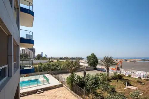吉达Luxurious Apartment Partial Sea View的从大楼内可以欣赏到游泳池和海滩的景致