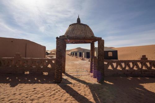 MhamidErg Chegaga Desert Standard Camp的沙漠中间的小结构