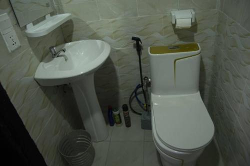 RubavuLa Casa Nostra Rubavu的浴室配有白色卫生间和盥洗盆。