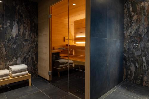 巴黎Hotel des Carmes by Malone的一间带步入式淋浴和镜子的浴室