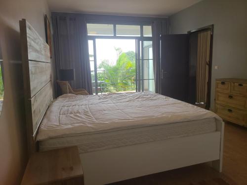 吉塞尼Rubavu Buy And Sell Ltd, real estate agency的一间卧室设有一张大床和一个窗户。
