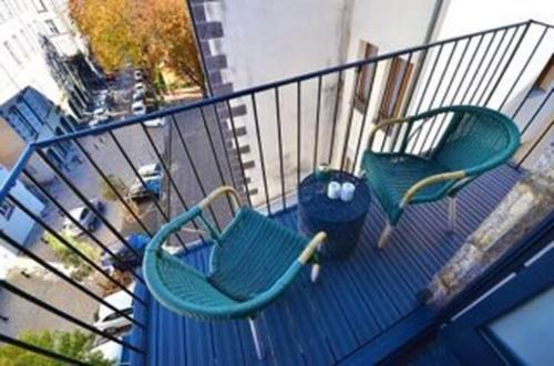 克莱蒙费朗La Tour Grégoire的两把椅子坐在大楼的阳台上