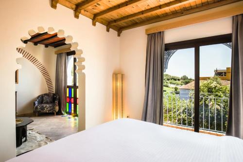 舍夫沙万Dar Echchaouen Maison d'Hôtes & Riad的一间卧室设有一张床和一个大窗户