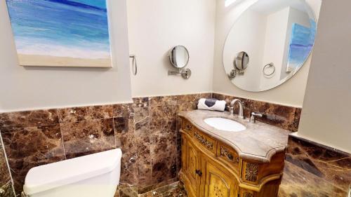 德斯坦Beachside II 4288的一间带水槽和镜子的浴室