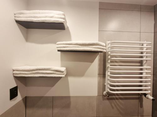 海乌姆Na Szczycie的浴室的墙壁上配有白色毛巾