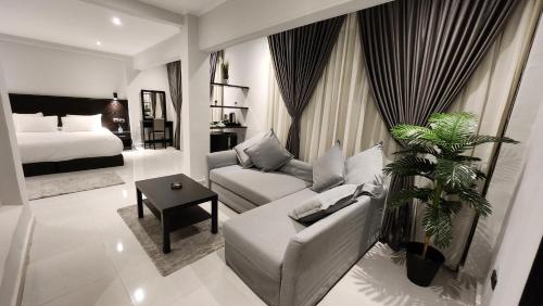 开罗赫利奥开罗酒店的客厅配有沙发和1张床