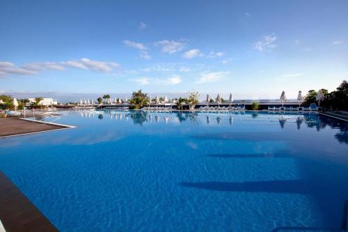 卡列罗港Hotel Costa Calero Thalasso & Spa的蓝色海水大型游泳池