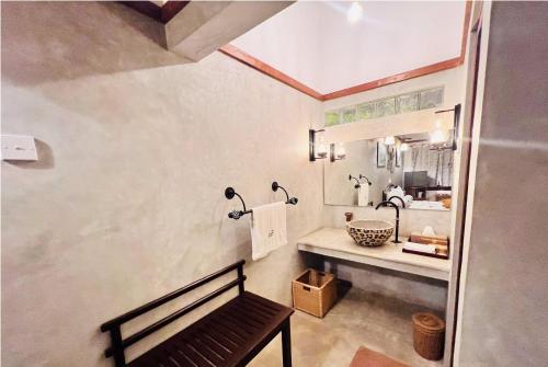 雅拉Yala Leopard Lodge的客房内设有带水槽和长凳的浴室