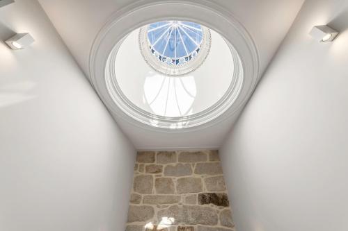 波尔图Palácio Fenizia Lux Apartments的天花板上的圆形窗户