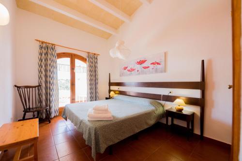 卡拉莫若尔Villas Es Brucs的一间卧室配有一张床,上面有两条毛巾