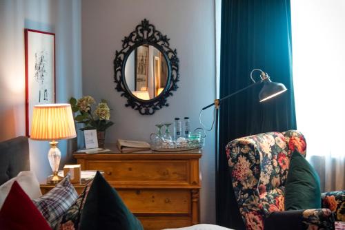 图尔达Ratiu House的客厅配有椅子和镜子