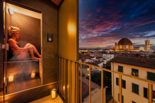 佛罗伦萨贝拉维斯塔酒店的坐在市景阳台的女人
