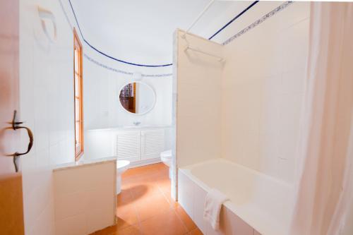 卡拉莫若尔Villas Es Brucs的白色的浴室设有浴缸和卫生间。