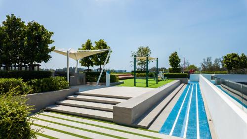 邦涛海滩Laguna Skypark апартаменты的一个带楼梯的游泳池和游乐场