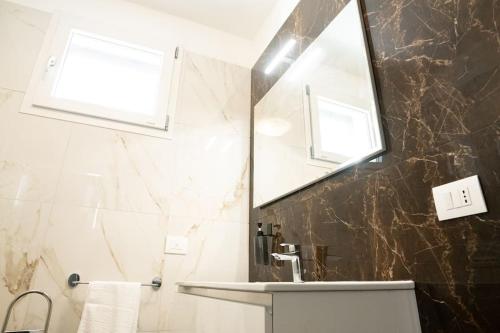 蒙扎[Da Lorenzo] - between station and center的一间带水槽和镜子的浴室