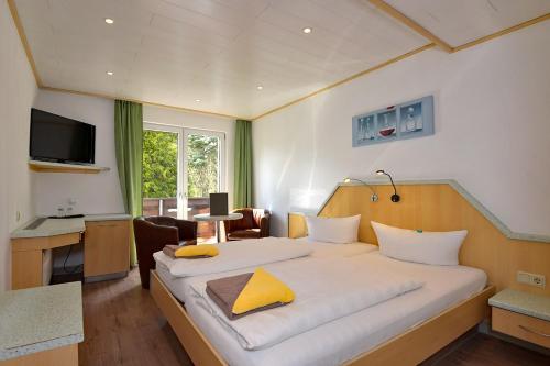 布罗特罗德Pension Pfefferstübchen的一间卧室配有一张带黄色枕头的大床