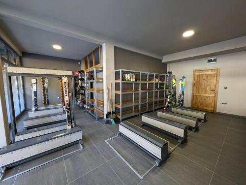 布尔泽策BratSki Apartman - 200m od gondole的一间健身房,里面设有长椅