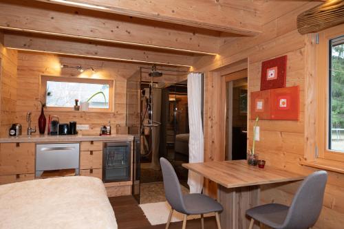 诺因基兴Kleines romantisches Chalet in der Semmering-Rax Region的厨房以及带桌椅的用餐室。
