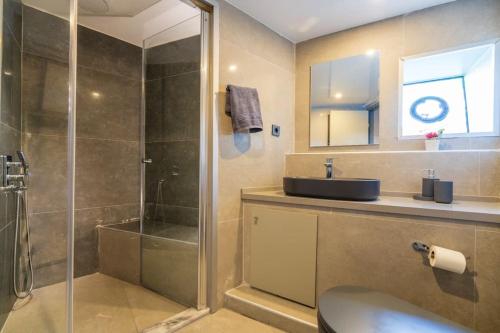 费特希耶Explorer Yacht的带淋浴、水槽和玻璃淋浴间的浴室