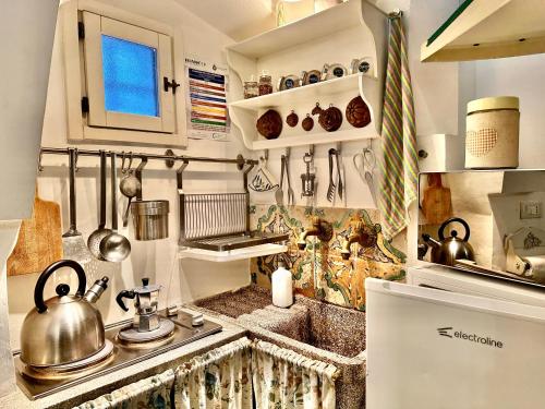 奥斯图尼Casetta Giorgia的厨房配有水槽和茶壶