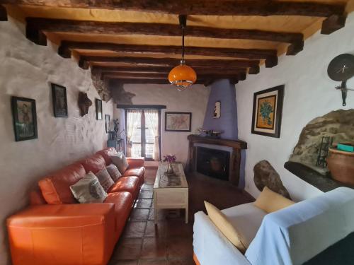 贝纳拉瓦Casa La Yedra by CasaTuristica的带沙发和壁炉的客厅