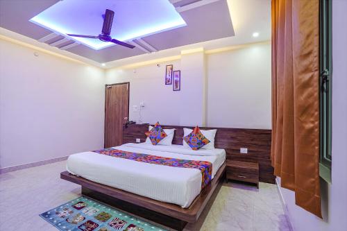 瓦拉纳西FabHotel Nandini Grand的一间卧室,卧室内配有一张大床