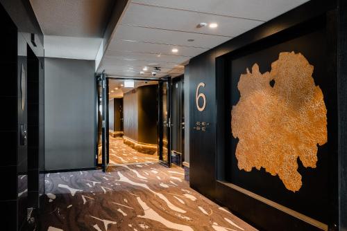 库奥皮奥普伊乔恩萨维所库斯原始酒店的一条走廊,门上挂着金色地图