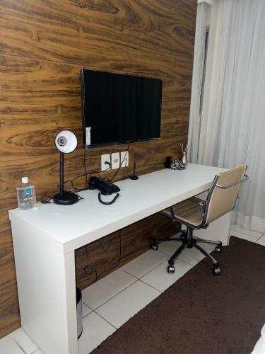 巴西利亚Hotel Vision的一张带电脑显示器和椅子的白色书桌