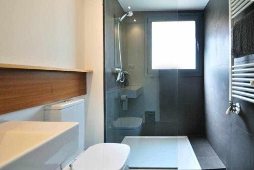 赫罗纳Stunning apartment w amazing views and aircon的一间带卫生间、水槽和窗户的浴室