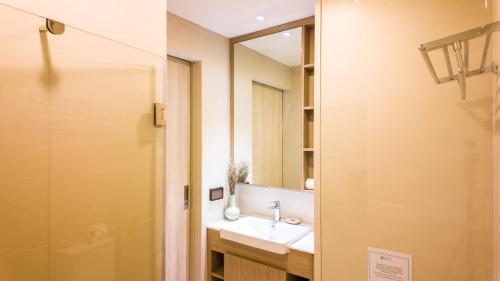 普吉镇Уютные апартаменты в Laguna Skypark的一间带水槽和镜子的浴室