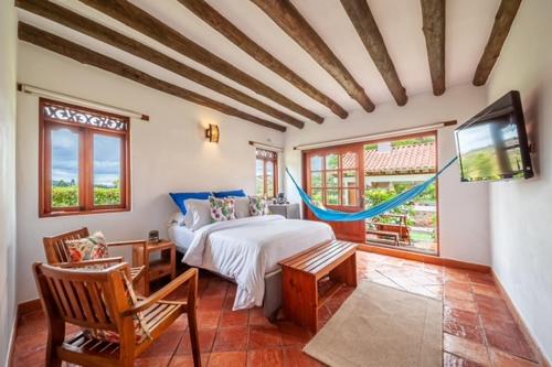 莱瓦镇Casa de las Flores的一间卧室配有一张床和一台平面电视