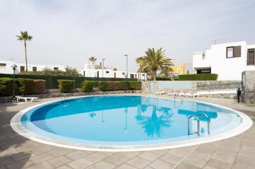 美洲海滩Nice apartment in the heart of Las Americas的庭院里的一个大型蓝色游泳池