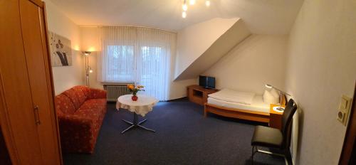 巴特拉尔沃特曼旅馆的酒店客房配有床、沙发和桌子。