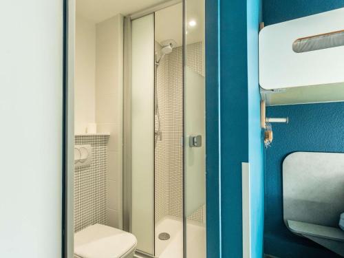 布尔日布尔日宜必思快捷酒店的带淋浴和卫生间的浴室