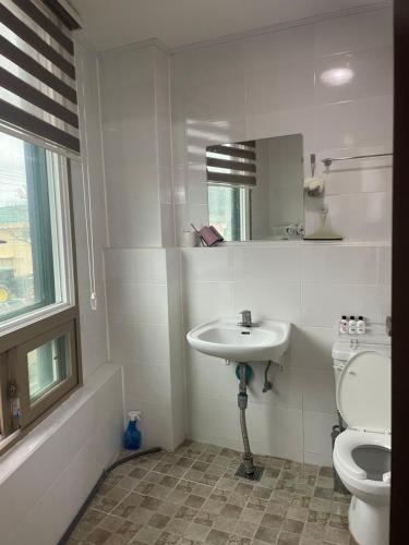 济州市Stay SonSu的白色的浴室设有卫生间和水槽。