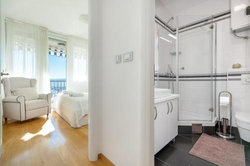 斯普利特Luxury residence Adriatic Pearl的白色的浴室设有水槽和淋浴。