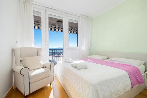 斯普利特Luxury residence Adriatic Pearl的白色卧室配有床和椅子