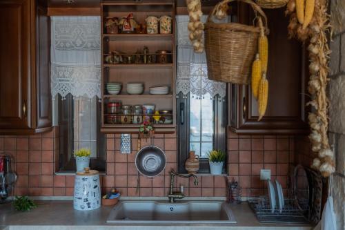 加里维亚-菲拉克迪斯Margarita's House的厨房设有水槽和餐具架