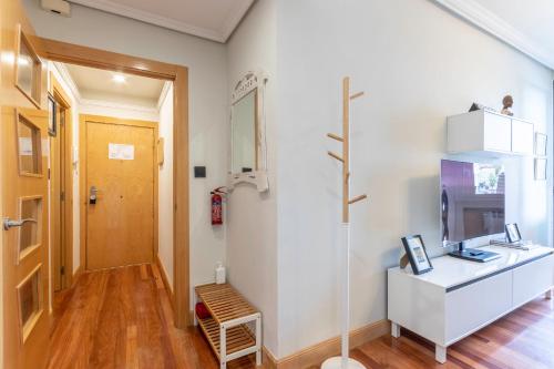 毕尔巴鄂San Mames Apartment - Free Parking的一间设有走廊、电视和门的房间