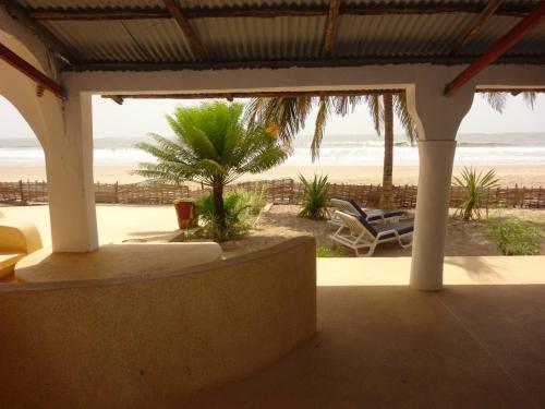 KabrousseHOTEL DU BAR DE LA MER CAP SKIRRiNG的从海滩别墅的门廊上可欣赏到海滩景色