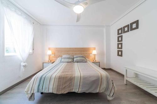 瓦伦西亚Piso Carolina的一间卧室配有一张大床和两个枕头
