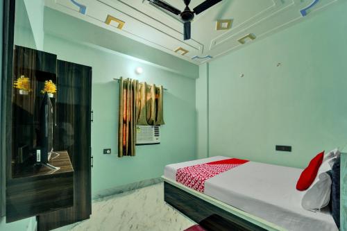 巴特那OYO Flagship Hotel R P Royal的一间卧室配有一张床和镜子