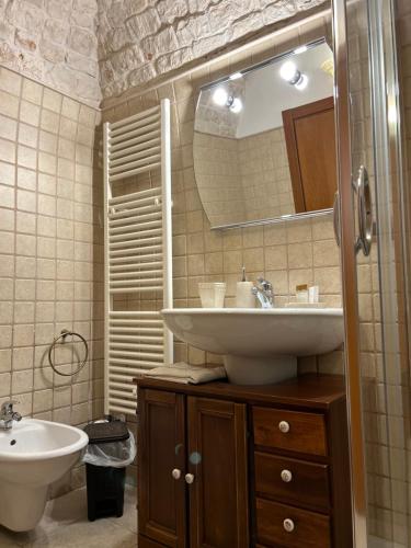 阿尔贝罗贝洛Il Trullo dei Sogni的一间带水槽和镜子的浴室