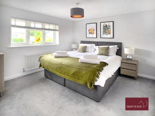 BlackwaterFarnborough - Newly Refurbished 2 Bedroom Home的一间卧室配有一张带白色床单的大床