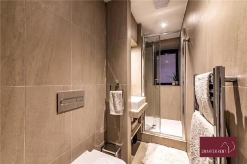 Bourne EndWooburn Green - Modern One Bedroom Apartment的一间带卫生间和水槽的浴室