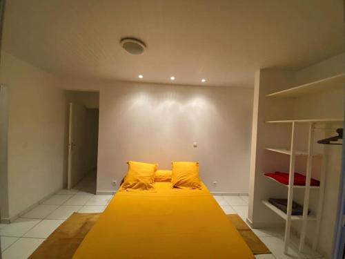 Rivière-SaléeJolie villa F4 vue mer的一张带黄色枕头的大床