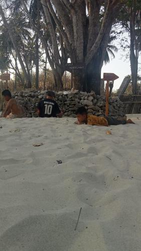 龙目岛库塔BALE G-SHOQ的一群人躺在沙滩上