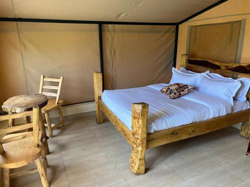 马赛马拉OLORIEN MARA CAMP的帐篷内一间卧室,配有一张床