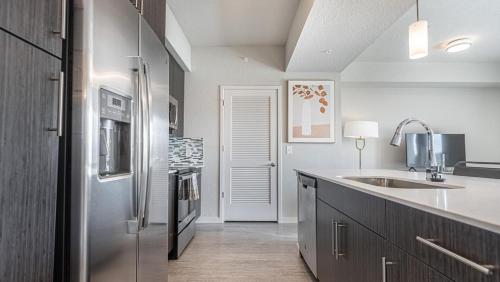 Fort Myers VillasLanding Modern Apartment with Amazing Amenities (ID8083X57)的厨房配有不锈钢冰箱和水槽