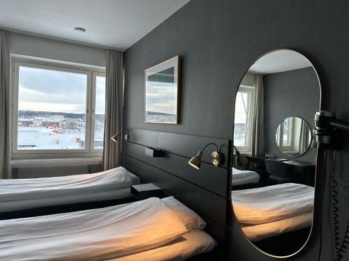 谢莱夫特奥维多利亚酒店的酒店客房,设有两张床和镜子